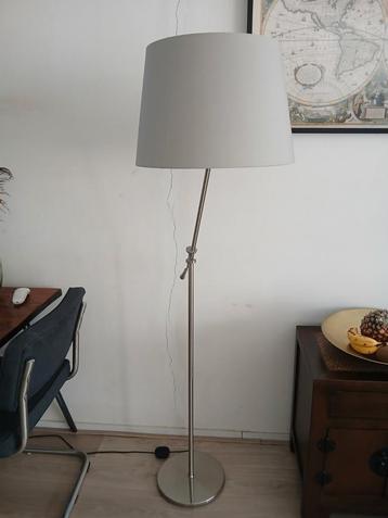 Dimbare lamp met taupe lampenkap beschikbaar voor biedingen