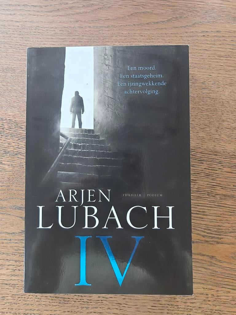 Arjen Lubach - IV - Spannende thriller!, Ophalen of Verzenden, Zo goed als nieuw, Arjen Lubach, Nederland