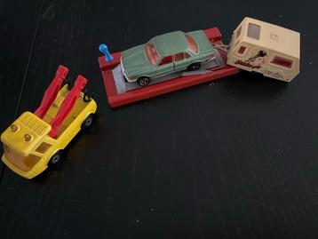 Set van speelgoed takelwagentje en mercedes met caravan beschikbaar voor biedingen