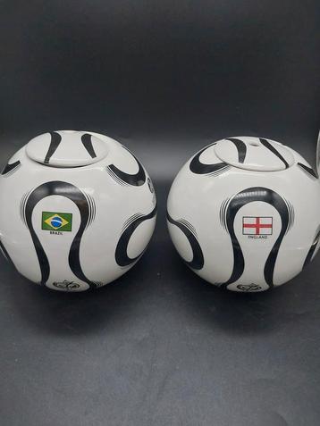 2 prachtige stenen mokken/bekers in vorm van voetbal beschikbaar voor biedingen