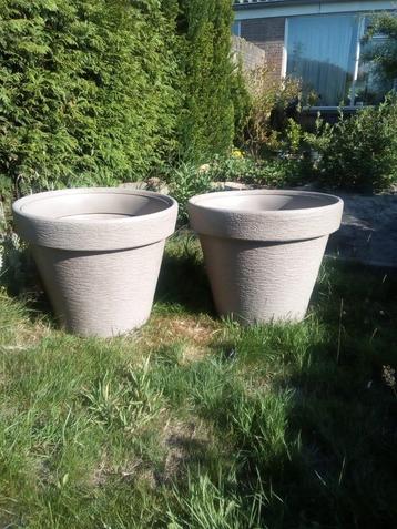 twee grote plantenbakken (67 liter) taupe beschikbaar voor biedingen