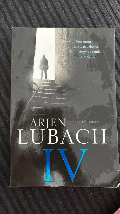 Arjen Lubach - IV, Boeken, Thrillers, Zo goed als nieuw, Nederland, Ophalen of Verzenden