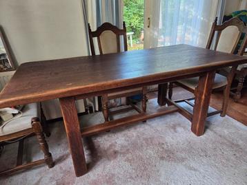 Eikenhouten tafel met bijpassende stoelen.  beschikbaar voor biedingen
