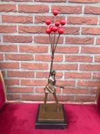 bronzen topbeeld, meisje met tros rode ballonnen, Ophalen of Verzenden, Brons