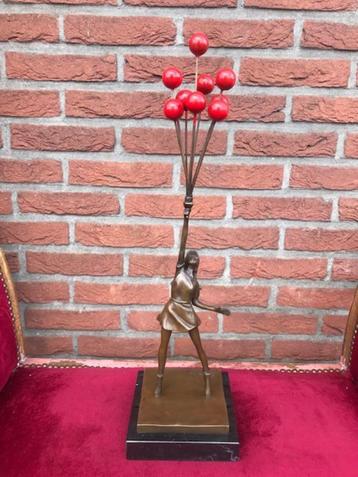 bronzen topbeeld, meisje met tros rode ballonnen beschikbaar voor biedingen