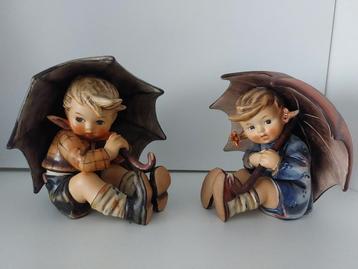 Hummel set jongen en meisje onder paraplu beschikbaar voor biedingen