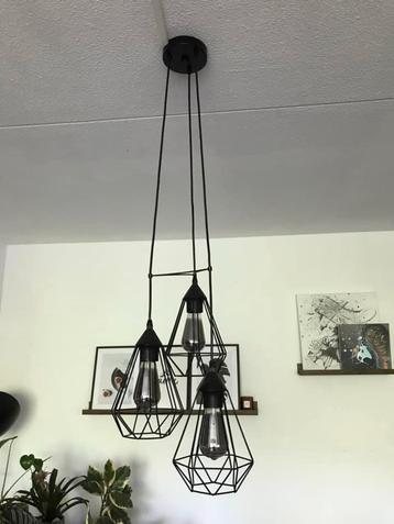 Zwart metalen hanglamp beschikbaar voor biedingen