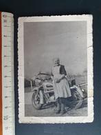 Foto Photo (7,5x10,5cm) Oma bij Brommer Motor Moto Motorrad, Verzamelen, Foto's en Prenten, Gebruikt, Ophalen of Verzenden, Foto