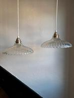 Vintage set 2 Holophane ronde bloem streep hanglampen glas, Huis en Inrichting, Ophalen of Verzenden, Glas, Minder dan 50 cm