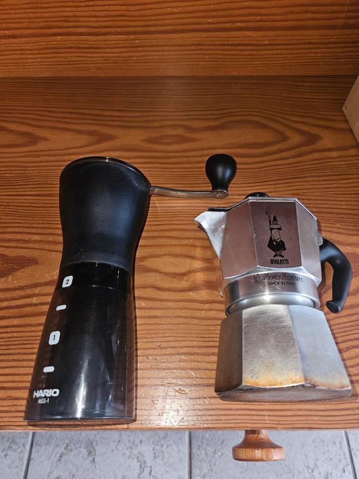 Hario Koffiemolen & Bialetti Moka Pot, Huis en Inrichting, Keuken | Keukenbenodigdheden, Gebruikt, Ophalen