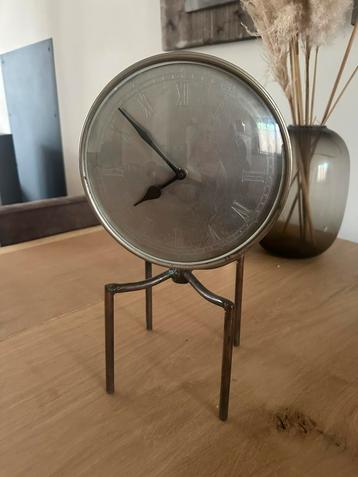 Bronzen klok beschikbaar voor biedingen