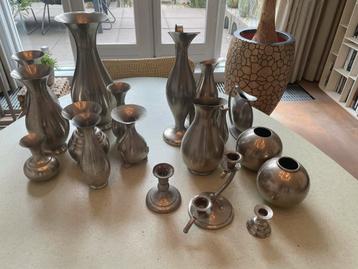 Tinnen vazen, schenkkannen en kandelaars - Collectie beschikbaar voor biedingen