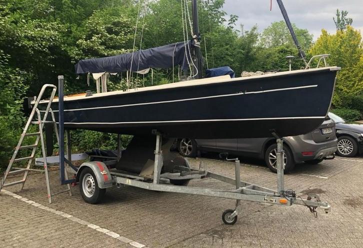Nette Polyvalk met trailer en 4 takt BBM., Watersport en Boten, Open zeilboten, Gebruikt, Valk, 6 meter of meer, Polyester, Buitenboordmotor
