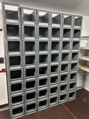 Kunststof magazijnbakjes beschikbaar voor biedingen