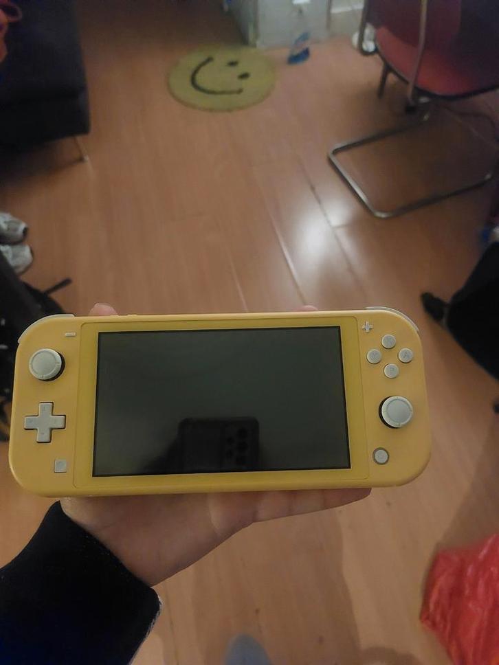 Gele Nintendo Switch Lite - Inclusief Oplader, Spelcomputers en Games, Spelcomputers | Nintendo Switch Lite, Ophalen of Verzenden