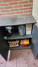 Gratis Donker kastje met 2 deuren, Huis en Inrichting, Kasten | Overige, Ophalen of Verzenden, Gebruikt