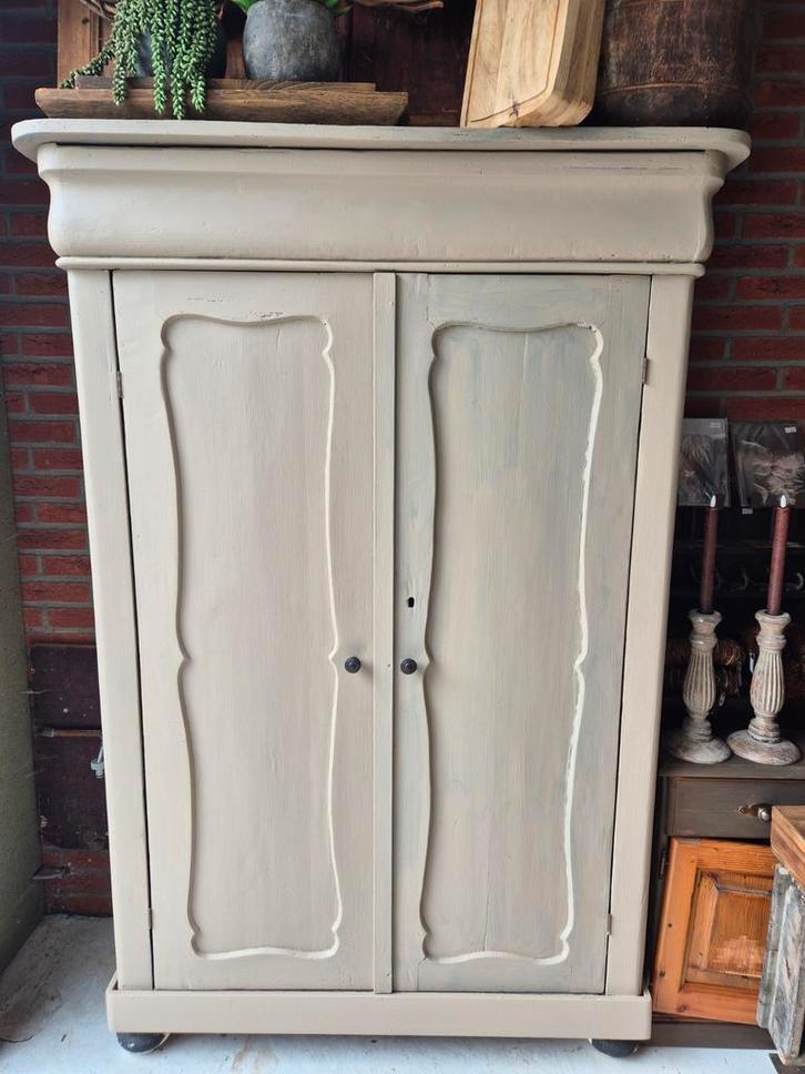Biedermeierkast in vergrijsd beige, Antiek en Kunst, Antiek | Meubels | Kasten, Ophalen