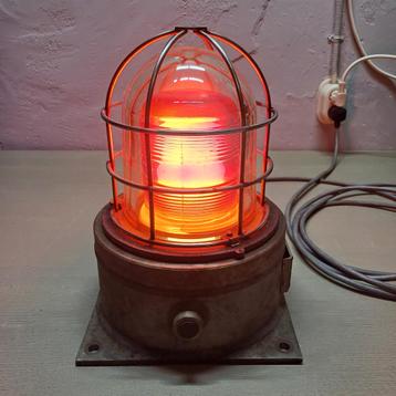 OUDE INDUSTRIËLE RODE LAMP EXPLOSIEVRIJE OBSTAKEL MARKERING  beschikbaar voor biedingen