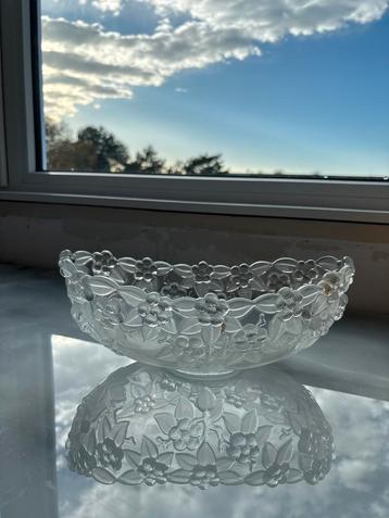 Glazen schaal met bloemmotief beschikbaar voor biedingen