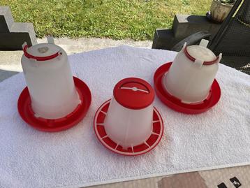 Setje van 2 drinkbakjes en 1 voersilo voor kippen. beschikbaar voor biedingen
