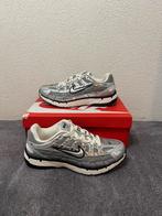 Nike P-6000 Zilver - Nieuw in Doos - Maat 40, Kleding | Dames, Schoenen, Nike, Nieuw, Ophalen of Verzenden, Sneakers of Gympen