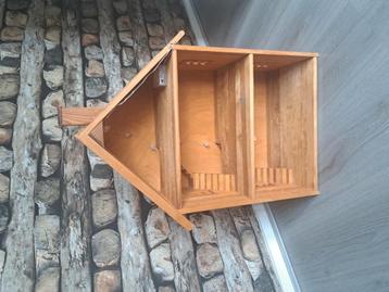 Stevig houten poppenhuis,  beschikbaar voor biedingen