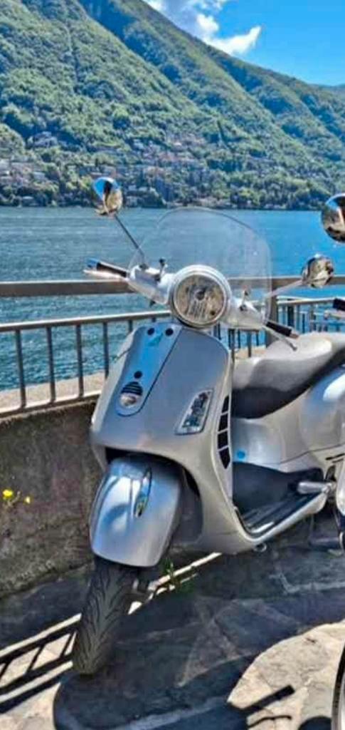 Vespa gts 250, Fietsen en Brommers, Snorfietsen en Snorscooters, Zo goed als nieuw, Vespa, Benzine, Ophalen of Verzenden