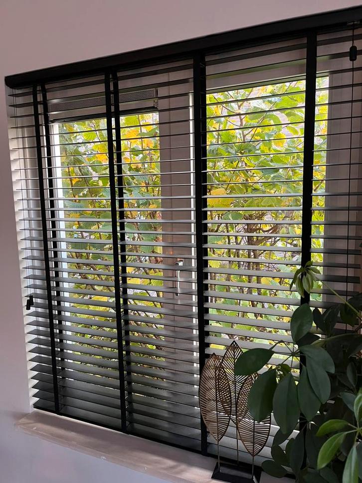 Houten jaloezieën zwart, Huis en Inrichting, Stoffering | Gordijnen en Lamellen, Zo goed als nieuw, 150 tot 200 cm, Zwart, Ophalen of Verzenden