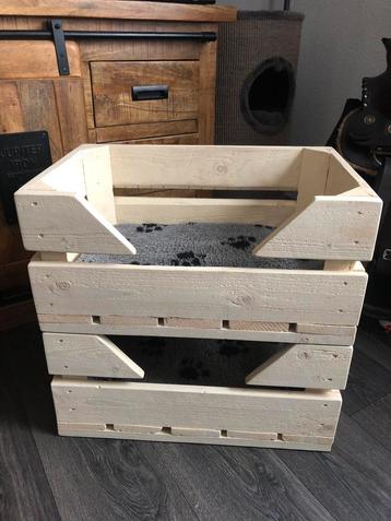 Houten kattenkratjes beschikbaar voor biedingen