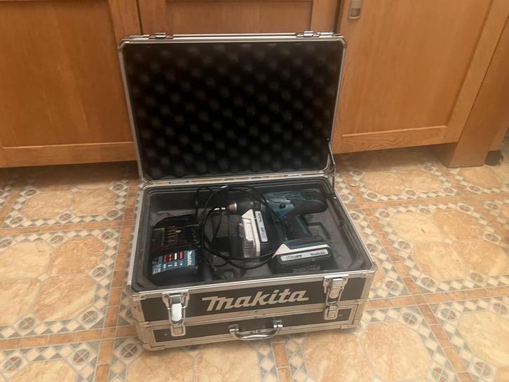Makita Boormachine met 2 Accu's en Kist, Doe-het-zelf en Verbouw, Gereedschap | Boormachines, Gebruikt, Boormachine, Minder dan 400 watt