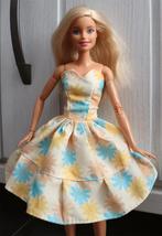 Barbie kleding nieuw - Korte jurk geel met bloemen patroon, Ophalen of Verzenden, Nieuw, Barbie