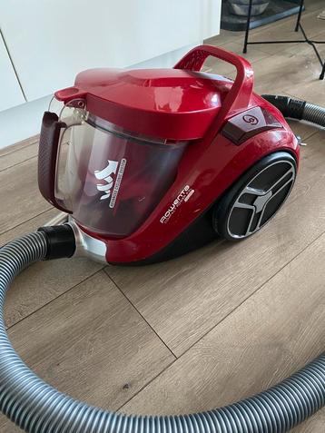 Rode Rowenta stofzuiger beschikbaar voor biedingen