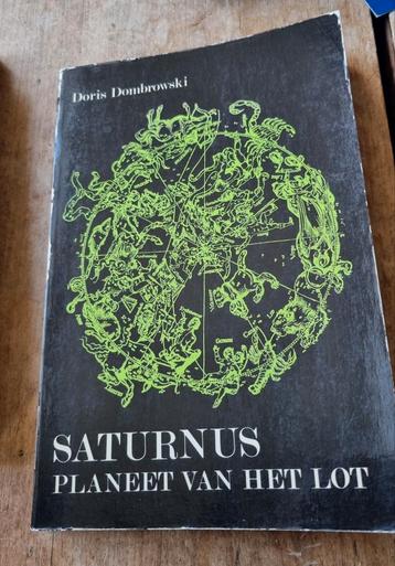 Saturnus planeet van het lot Doris Dombrowski

 beschikbaar voor biedingen