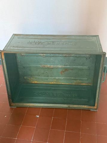 Metalen bak Schafer vintage staat beschikbaar voor biedingen
