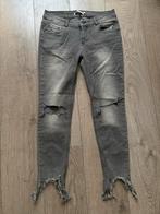 NIKKIE Spijkerbroek Maat M, Ophalen of Verzenden, Gedragen, Grijs, W28 - W29 (confectie 36)