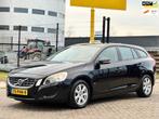 Volvo V60 1.6 T3|NAVI|CRUISE|TREKHAAK|AIRCO|2XSLEUTELS|BOEKJ, Auto's, Volvo, 15 km/l, 4 cilinders, 150 pk, Zwart
