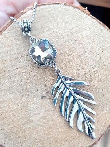 1 ketting met 5 verwisselbare hangers, nieuw! beschikbaar voor biedingen