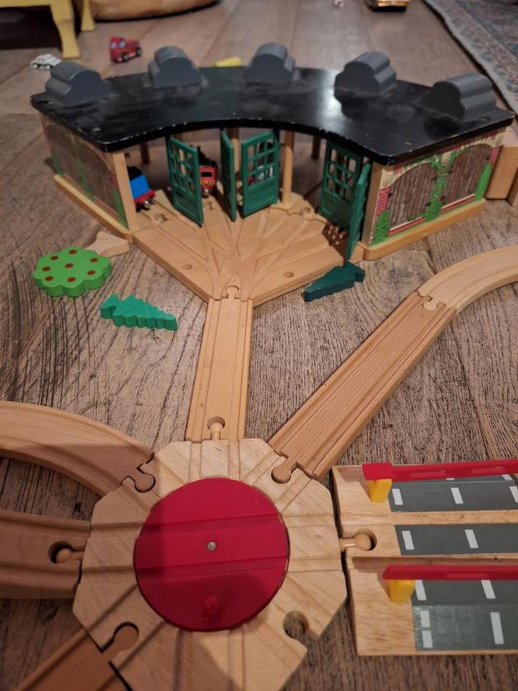 Mega complete houten Trein Set - met Thomas de Trein Remise!, Kinderen en Baby's, Speelgoed | Houten speelgoed, Ophalen of Verzenden