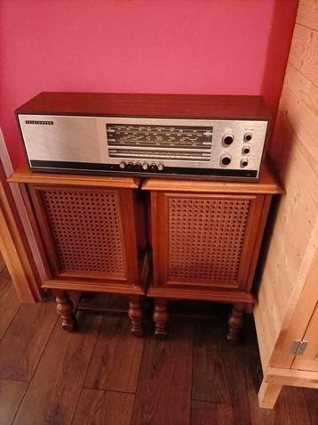 Antieke speakers met antieke radio ziet foto  beschikbaar voor biedingen