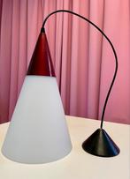 Vintage hanglamp melkglas bordeauxrood uiteinde, Huis en Inrichting, Lampen | Hanglampen, Ophalen, Gebruikt, 75 cm of meer