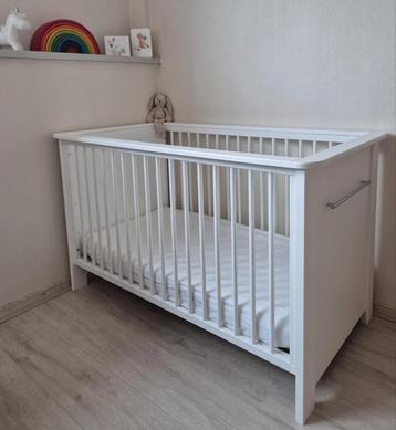 Ledikant Bebies First inclusief wandrekje en matras beschikbaar voor biedingen