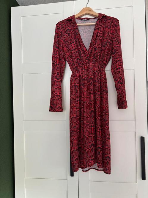 Rode jurk met slangenprint ️, Kleding | Dames, Jurken, Gedragen, Maat 38/40 (M), Rood, Knielengte, Ophalen of Verzenden