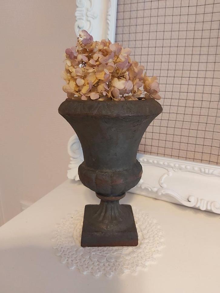 Brocante gietijzeren tuinvaas jardiniere op voet. 20 Cm hoog, Tuin en Terras, Tuinvazen, Ophalen of Verzenden