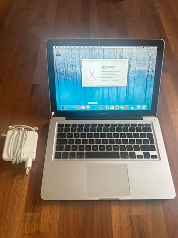 Macbook laptop Apple 2008 met oplader beschikbaar voor biedingen