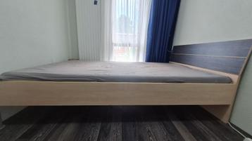 Bed en matras 120x200cm beschikbaar voor biedingen