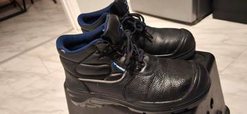 Werkschoenen zo goed als nieuw valt groot is dus maat 43. beschikbaar voor biedingen
