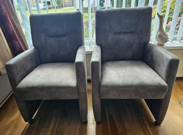 Te koop: 2 leuke fauteuils op wieltjes z.g.a.n.! beschikbaar voor biedingen