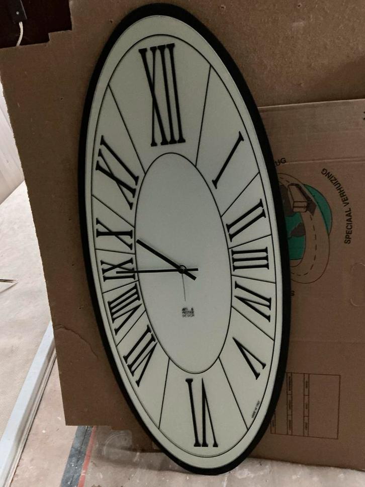 Arti & Mestieri Design Wandklok Ovaal, Huis en Inrichting, Woonaccessoires | Klokken, Zo goed als nieuw, Wandklok, Analoog, Ophalen