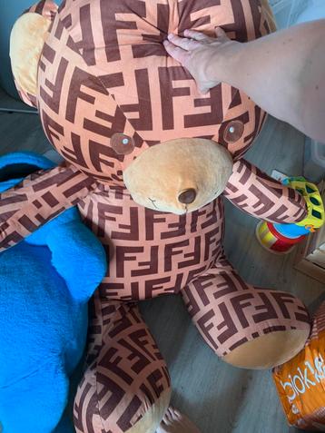 Fendi XXL knuffelbeer en Koekiemonster beschikbaar voor biedingen