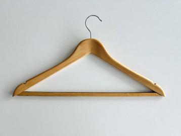 Kledinghangers / clothes hangers beschikbaar voor biedingen